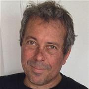 Prof d'anglais assistant Montessori et père d'une fille anglaise de 21 ans donne cours d'anglais ludique. Possibilité de chanter les chansons populaire à la guitare, 
ukulélé ou diatonique